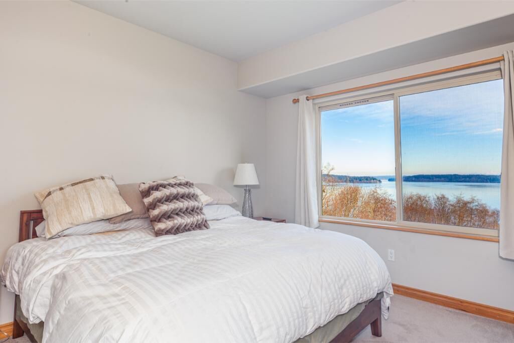 Photo of Bedroom in Rollingbay