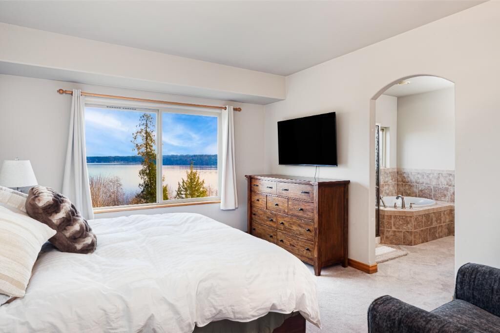 Photo of Bedroom in Rollingbay