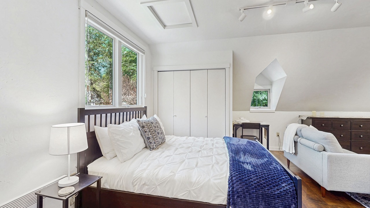Photo of Bedroom in Rollingbay