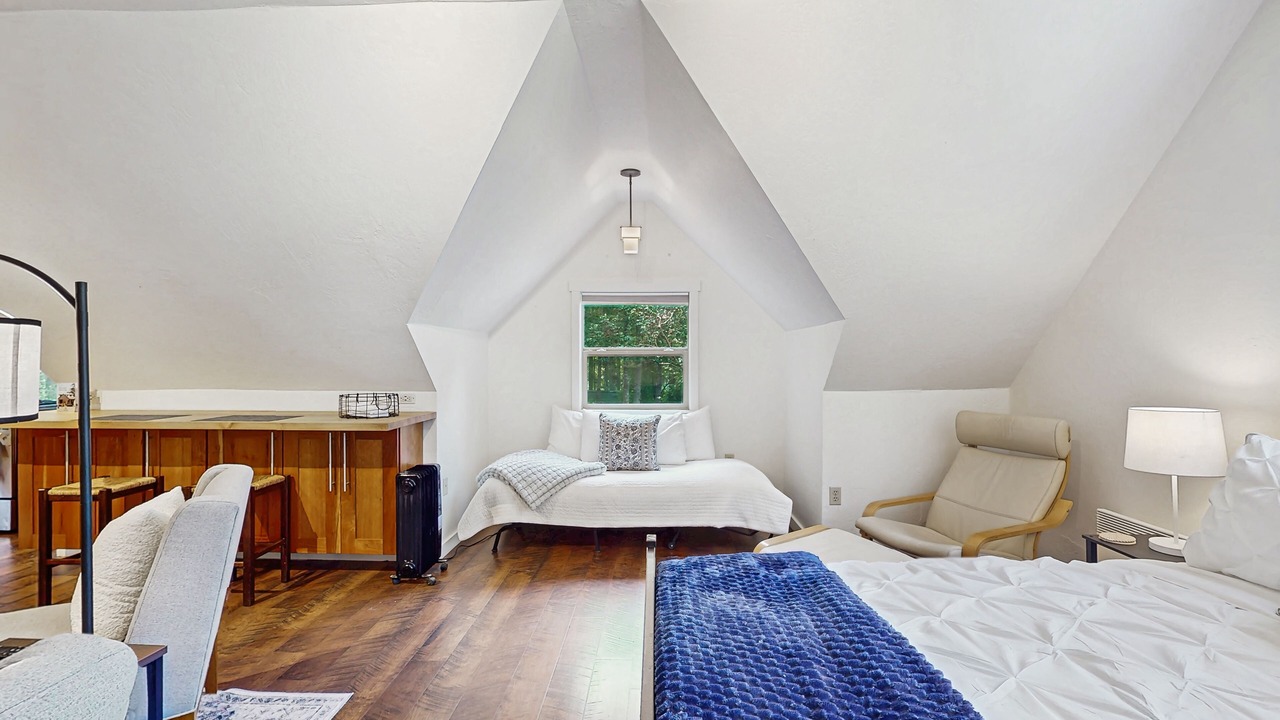 Photo of Bedroom in Rollingbay
