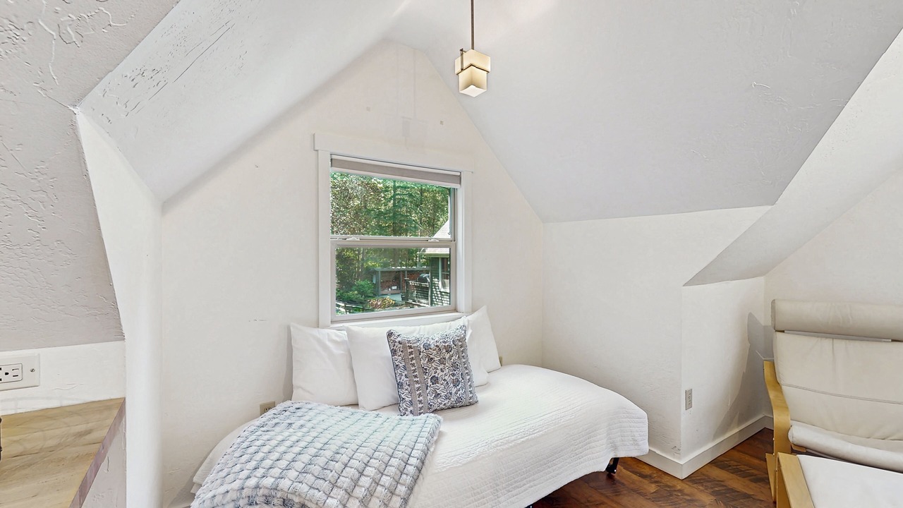Photo of Bedroom in Rollingbay