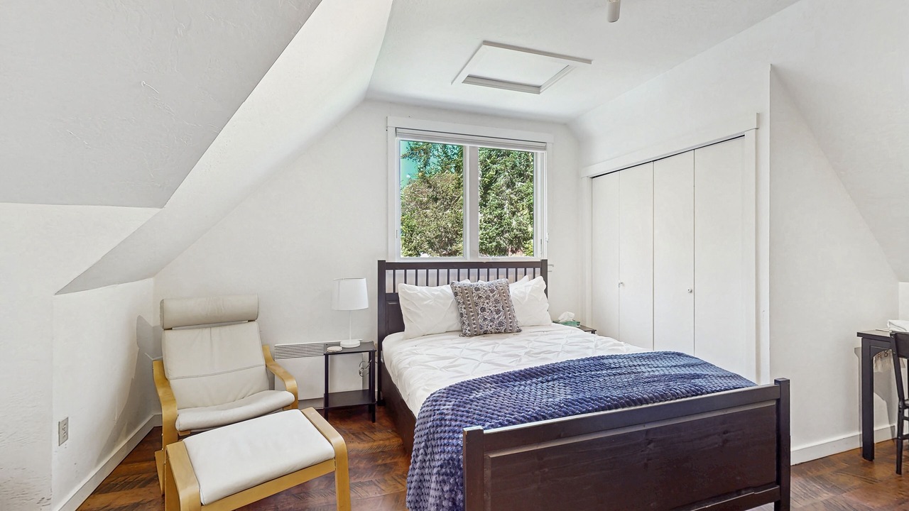 Photo of Bedroom in Rollingbay