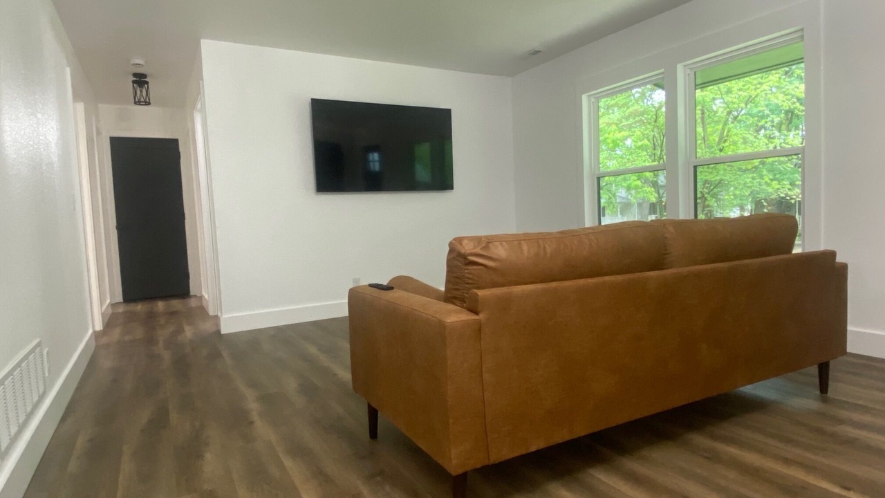 Photo of Livingroom in East Lawrence
