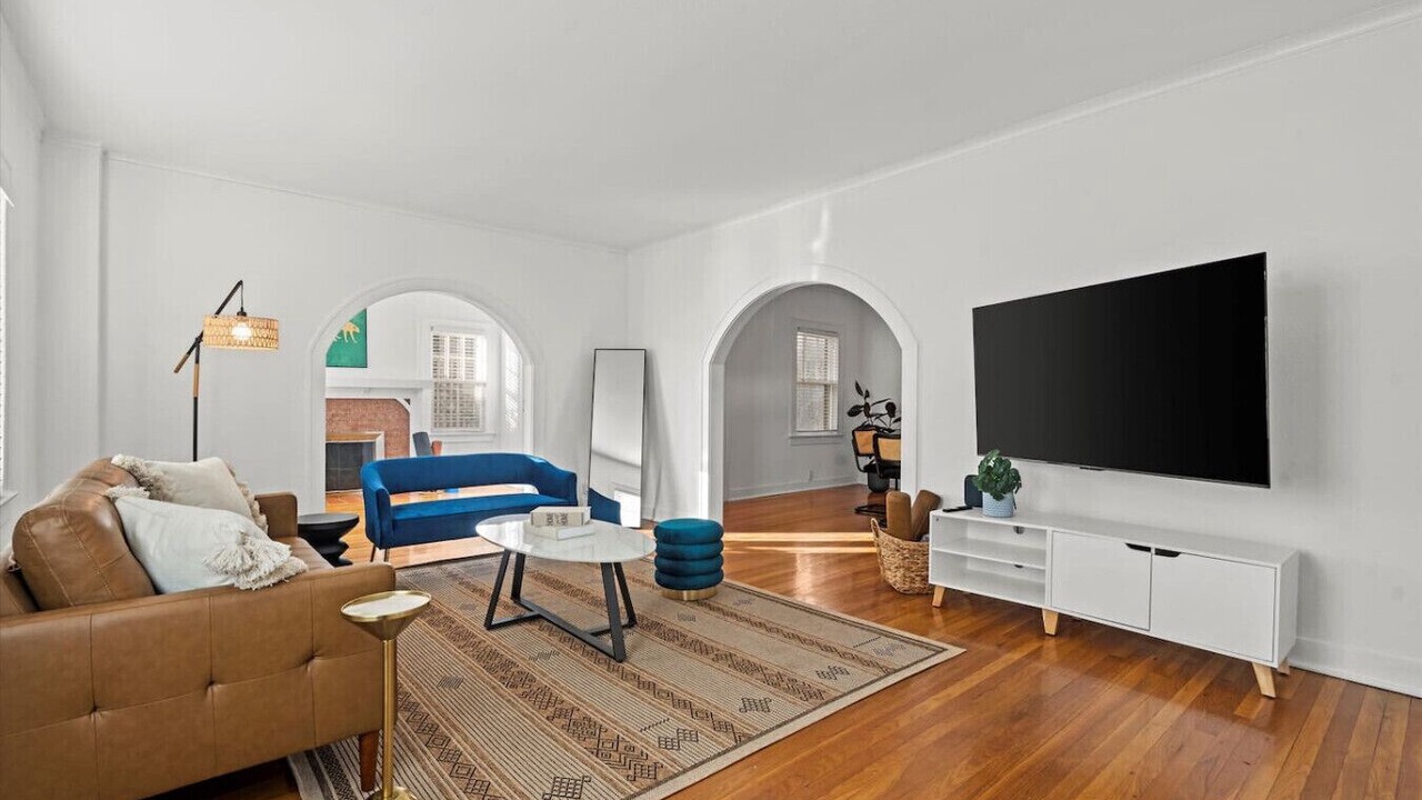 Photo of Livingroom in West Plaza