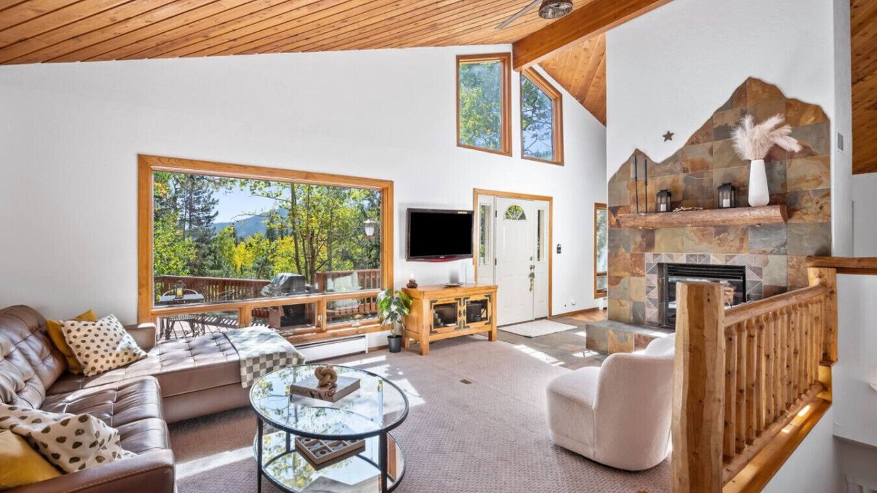 Photo of Livingroom in Evergreen