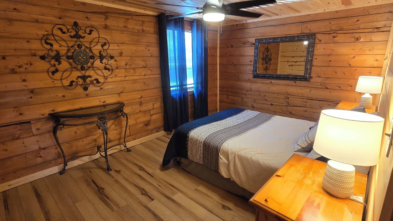 Photo of Bedroom in Sulphur