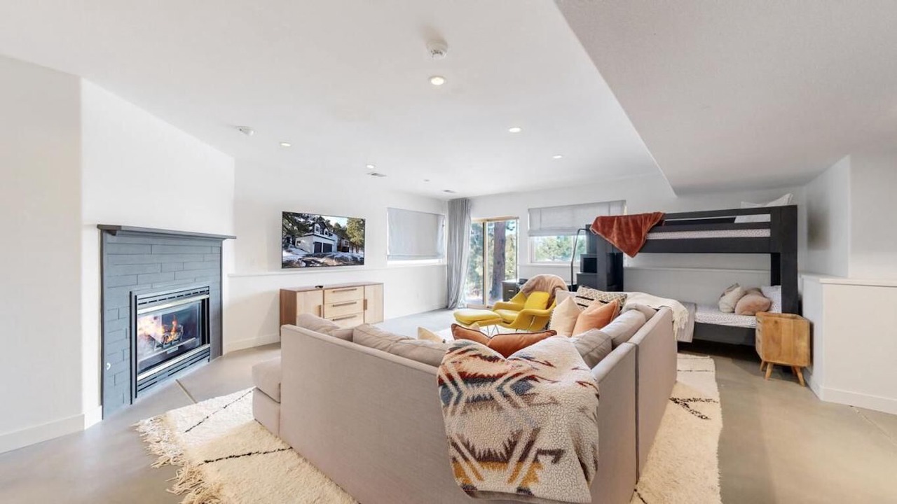 Photo of Livingroom in Genesse North Central