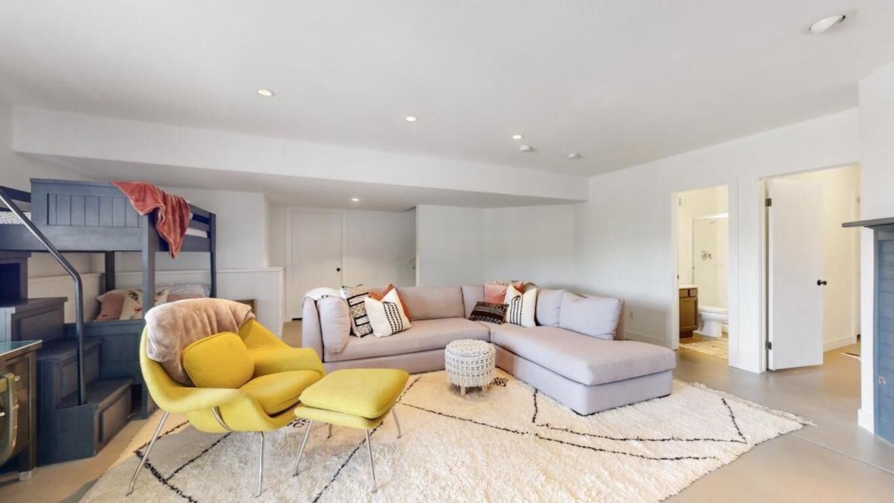 Photo of Livingroom in Genesse North Central