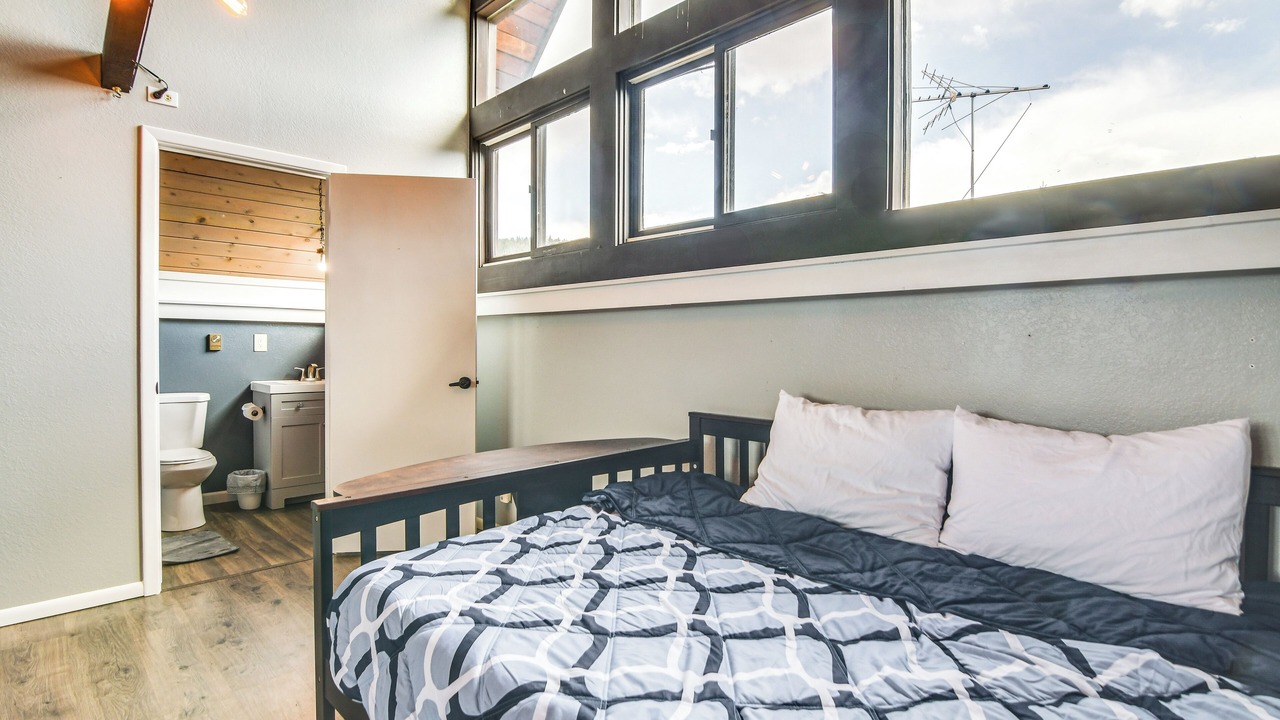 Photo of Bedroom in Evergreen Meadows