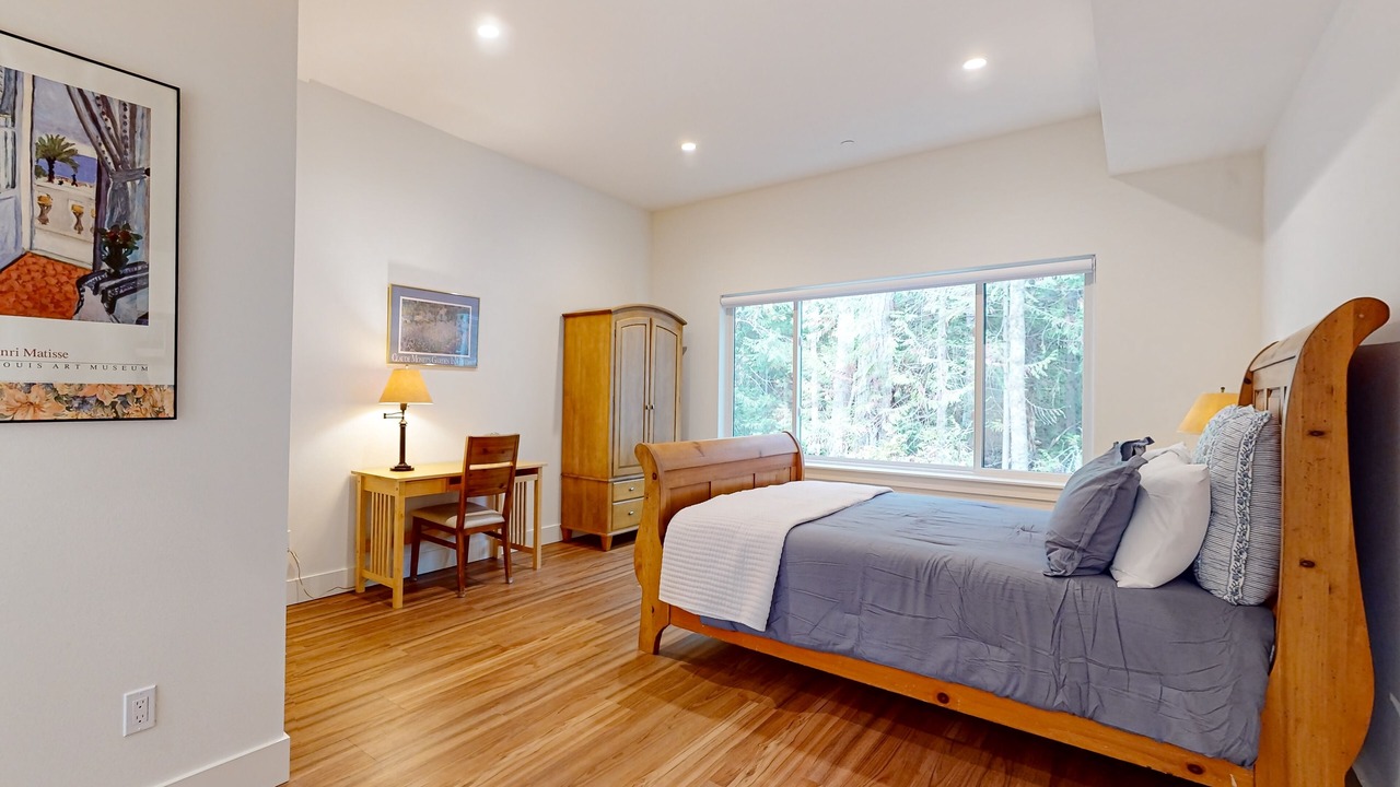 Photo of Bedroom in Rollingbay