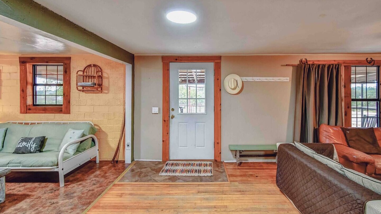 Photo of Livingroom in Glen Rose