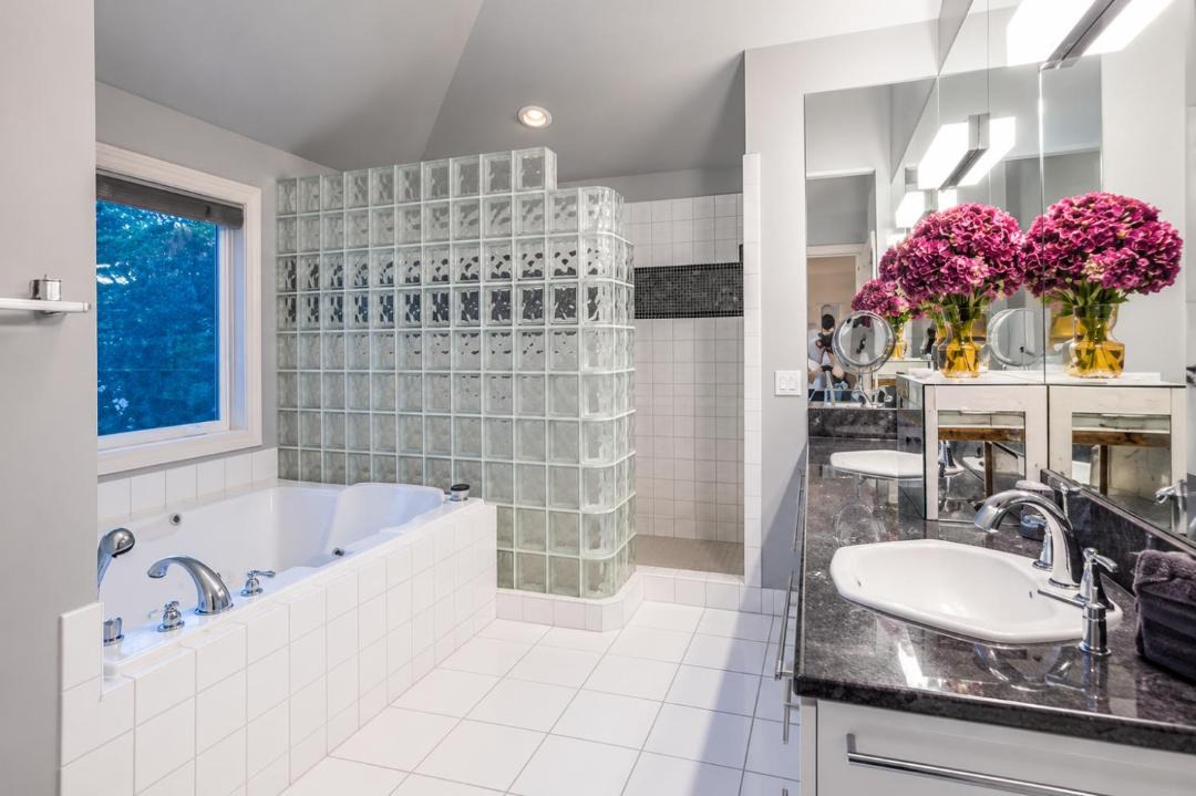Photo of Bathroom in Cougar Mountain