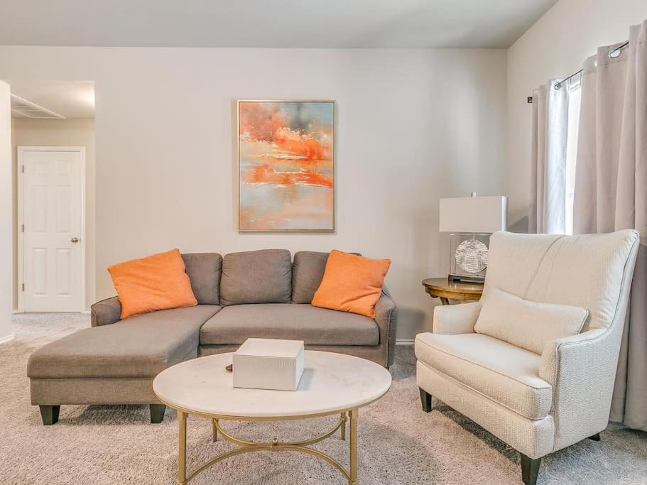 Photo of Livingroom in Mustang