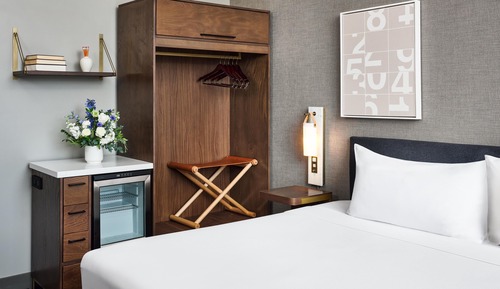 Room, 1 King Bed, Accessible (Mobility & Hearing, Roll-in Shower)