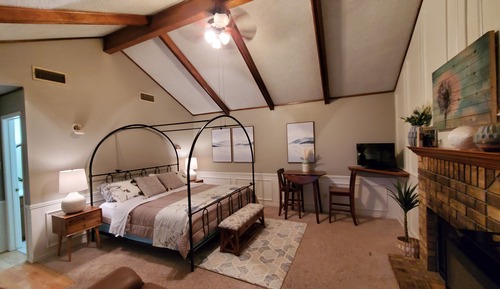 Classic Cabin, Fireplace, Courtyard View