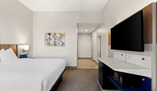Standard Room, 1 Queen Bed, Roll-in Shower (Mobility Accessible)