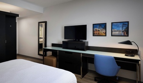 Room, 1 King Bed, Hearing Accessible (Roll-in Shower)