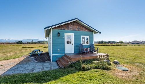 King Honeymoon Cottage, Large Jetted Tub, Private (Pet Friendly)