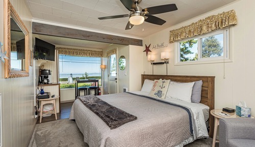 Waterfront King Room, Single Jetted Tub (Not Pet Friendly)