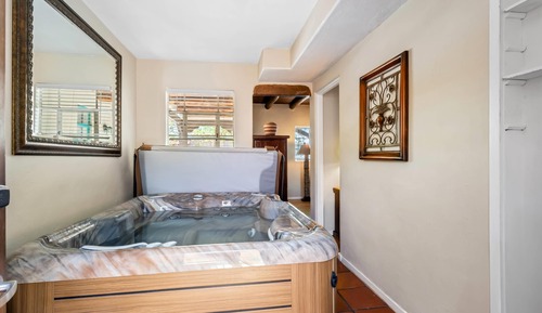 Secret Garden, 1 queen bed with Hot tub