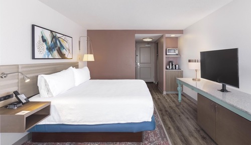 Premium Room, 1 King Bed (Drinks & Snacks Included)