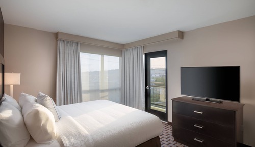 Suite, 1 Bedroom, Balcony (Mobility/Hearing Accessible, Tub)
