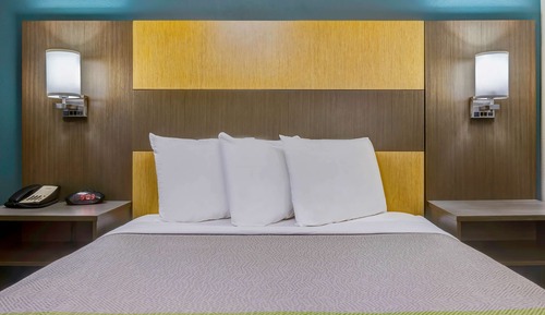 Deluxe Room, 1 Queen Bed, Non Smoking, Kitchenette