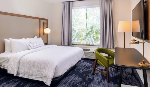 Room, 1 King Bed, Hearing Accessible (Roll-in Shower)