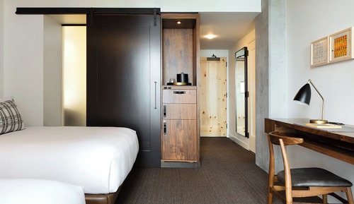 Deluxe Room, 2 Queen Beds, Mobility Accessible, Bathtub