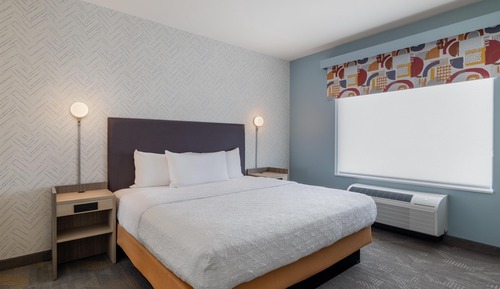 Suite, 1 King Bed, Accessible, Bathtub