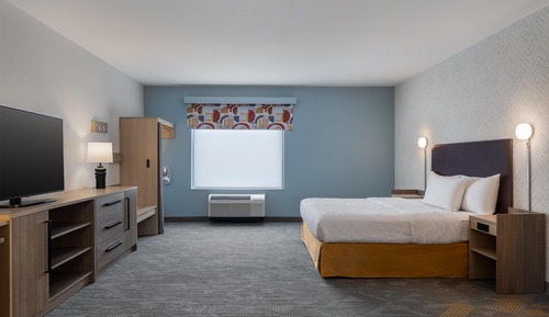 Studio, 1 King Bed, Accessible (Roll-In Shower)
