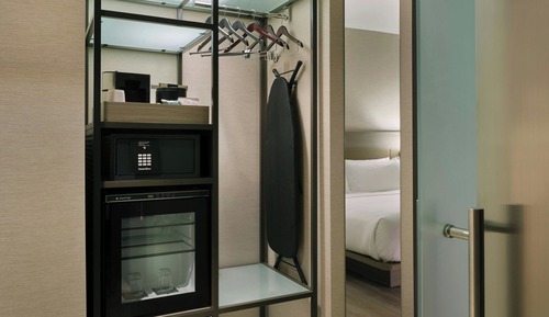 Room, 1 King Bed, Hearing Accessible (Roll-in Shower)
