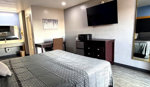 Basic Single Room, 1 King Bed