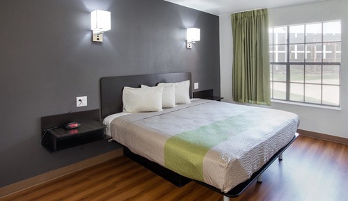 Deluxe Suite, 1 King Bed, Non Smoking, Kitchenette