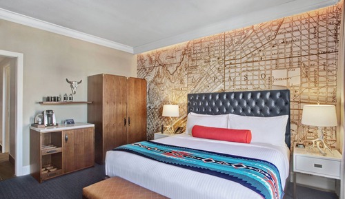 Room, 1 King Bed (Mobility/Hearing Access, Roll-In Shwr)