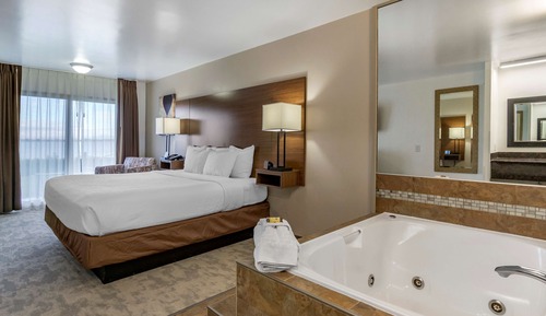 Standard Room, 1 King Bed, Jetted Tub, Lake View