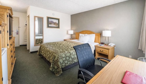 Room, 1 Queen Bed, Non Smoking (Refrigerator, Microwave)