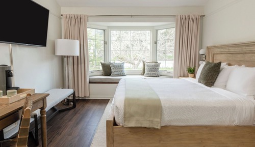 Room, 1 King Bed (East Wing - Non Water View)
