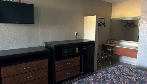 Room, 1 Queen Bed, Accessible, Non Smoking (with Roll-In-Shower)