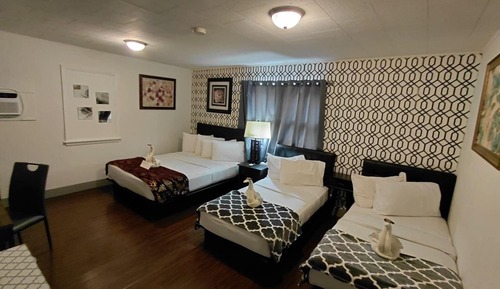 Family Room, Multiple Beds