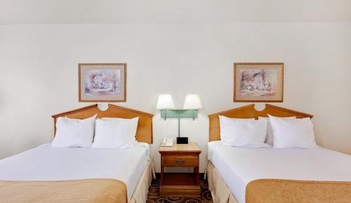 Queen Room with Two Queen Beds and Bath Tub - Mobility/Hearing Accessible - Non-Smoking