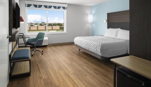 King Room with Bath Tub - Mobility and Hearing Access