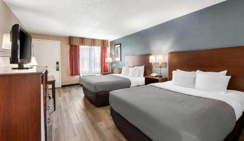 Queen Room with Exterior Hall - Non-Smoking