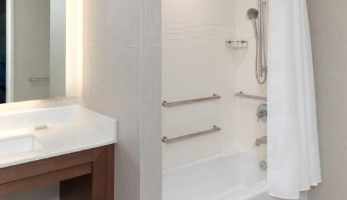 Queen Studio Suite with Sofa Bed and Adapted Tub - Mobility and Hearing Accessible
