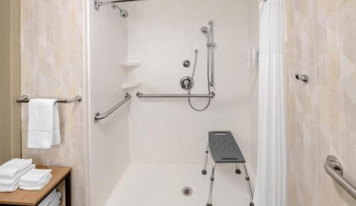 King Room with Roll-In Shower - Mobility and Hearing Access/Non-Smoking