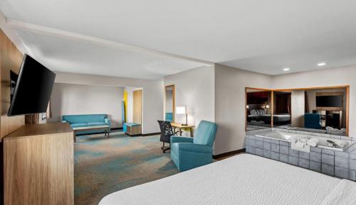 King Suite with Hot Tub - Non-Smoking