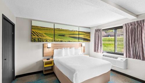 Queen Suite with Hot Tub - Non-Smoking
