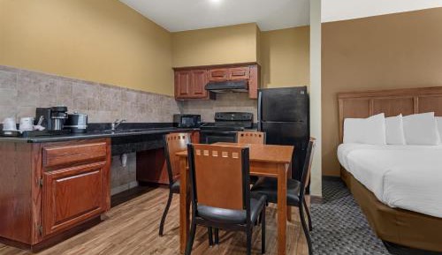 Queen Room with Two Queen Beds and Bath Tub - Mobility Accessible/Hot Tub/Non-Smoking