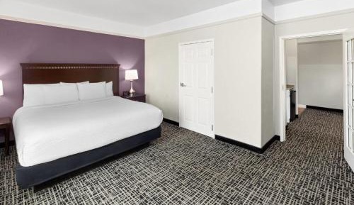 One-Bedroom King Suite with Bath Tub - Mobility/Hearing Access - Non-Smoking