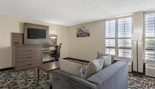 Executive King Suite with Queen Sofa Bed, Spa Bath and Wet Bar - Non-Smoking
